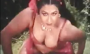 Dia terletak di sofa nenek lucah - Porn Video