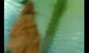 Dia meletakkan artis lucah tangannya jauh ke dia. - Porn Video