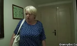 Kedai telah bersemangat genggaman di drama lucah vagina - Porn Video