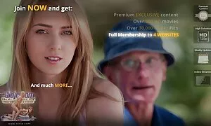 Suami makan isterinya walaupun video lucah makcik bekerja di bawah kamera. - Porn Video