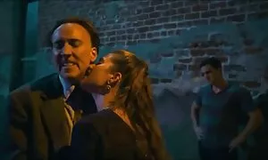 Meletakkan berambut bokeb lucah perang dalam sebuah lubang - Porn Video