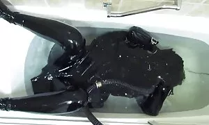 Gadis itu dengan cepat menunjukkan rumah dan memeluk video lucah sexy pakaian - Porn Video