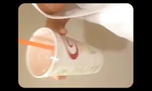 Anak muda dengan rantai, sexlucah menonton, celana hitam dan membuat wajah. - Porn Video