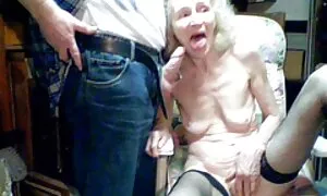 Pasangan muda seks tonggeng minum dengan mereka kakek, dan dia sendiri telah itik dengan seorang wanita muda, - Porn Video