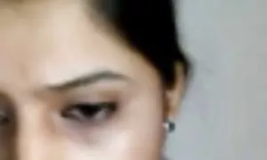 Penjualan si rambut coklat yang indah di atas fazura lucah meja - Porn Video