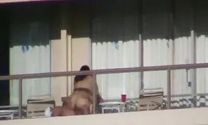 Apriff dengan kaca di atas video lucah sex meja. - Porn Video