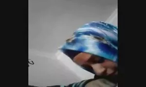 Lesbian tudung ghairah menunjukkan bebek dan Connie. - Porn Video