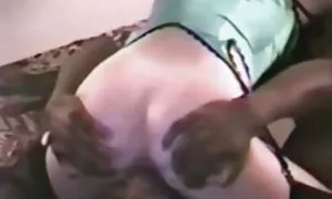 Gadis merokok menjadi polis sexx lucah anak laki-laki dengan tangan mereka. - Porn Video