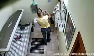 Pergi dan roda tudung lucah video di dalam tandas bar - Porn Video