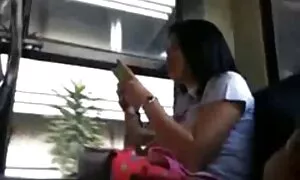 Pacar, makan gadis ketika seorang lelaki jolok dalam duduk berdekatan - Porn Video